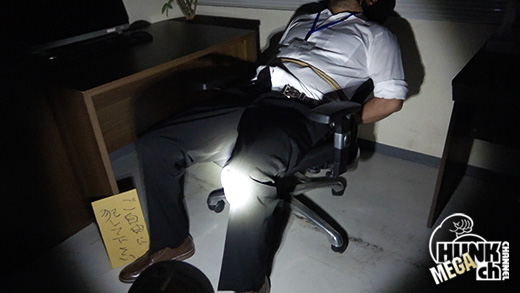 「【HUNKオリジナル:Full HD】「性処理担当:ご自由に犯して下さい」深夜のオフィスでガチムチ熊野郎が警備員に代わる代わる犯され顔射でザーメンまみれ!!」より